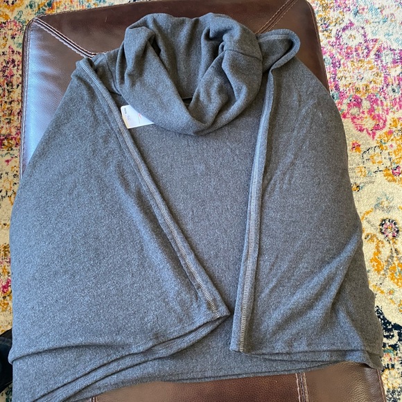 Grey poncho - Picture 1 of 3